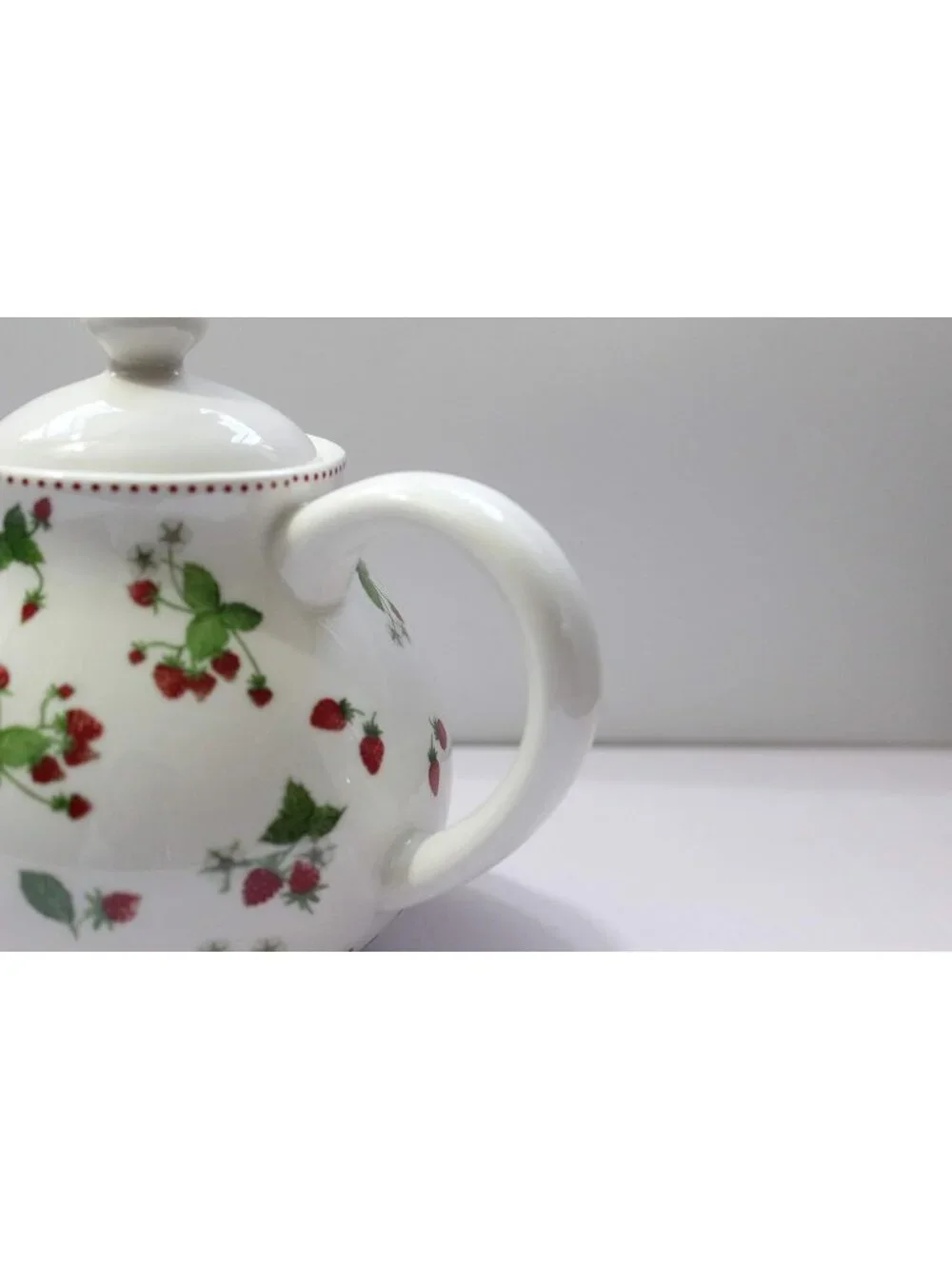 Beige Strawberry Porcelain Ceramic Kitchen Teapot with Lids Tea Coffee Sever
